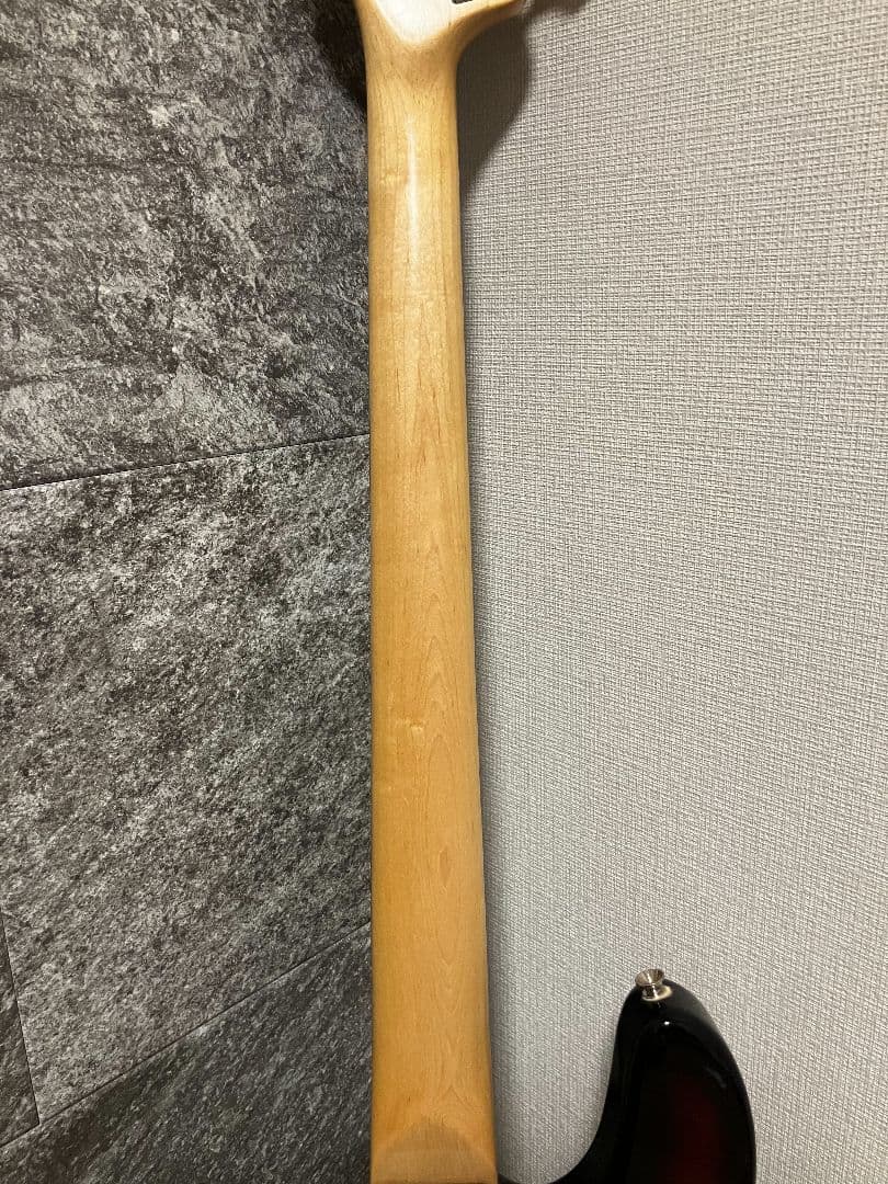 ピックガード改造したLaidBackのスティングレイ風アクティブベース