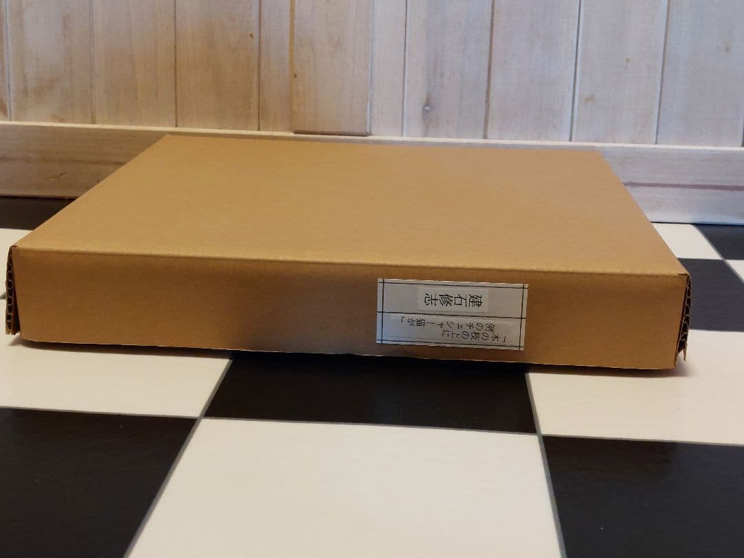 建石修志さん絵画「木の枝の上に例のチェシャー猫が」