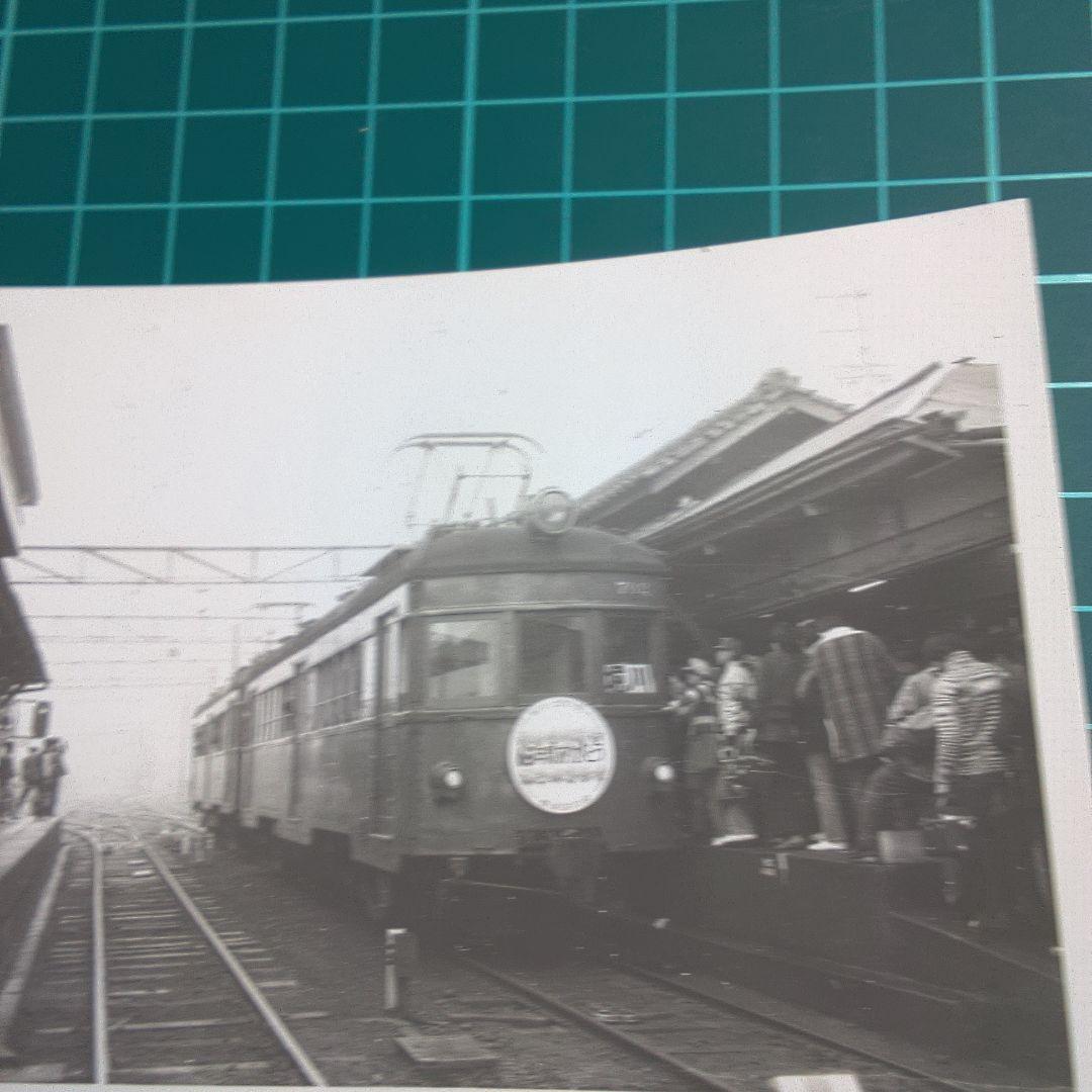 鉄道２ 白黒鉄道写真 混雑した駅の電車