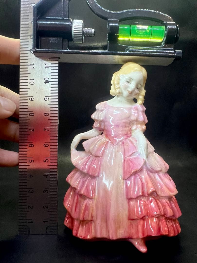 ピンク系陶器製少女像