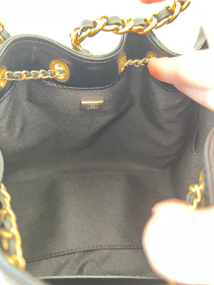 ゴールドチェーンが付いたブラックのキルティングレザーショルダーバッグ。