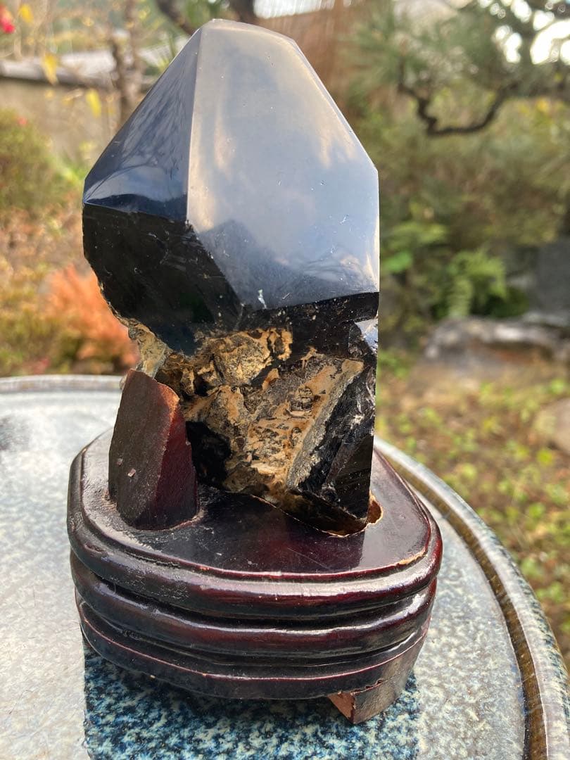 天然石 黒色結晶 木製台座付き