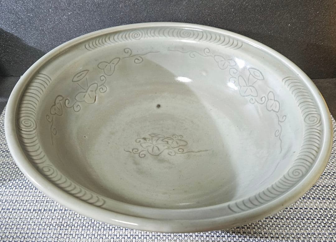 本物保証❗️】江戸時代前期　寛文期　初期伊万里青磁　陰刻草花　口縁渦巻き文　大鉢