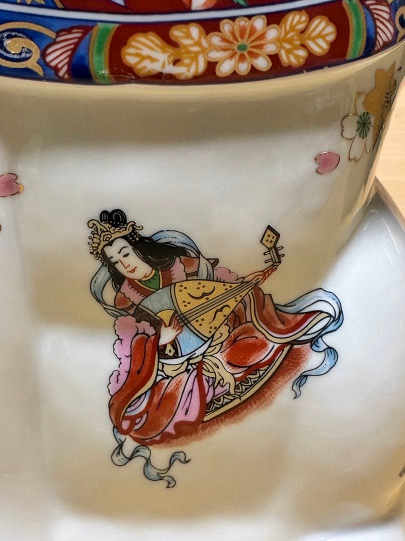 伝統的な招き猫 陶器製