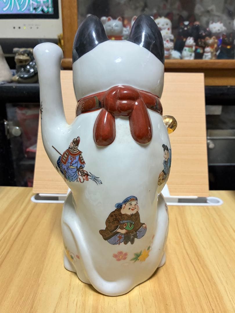 伝統的な招き猫 陶器製