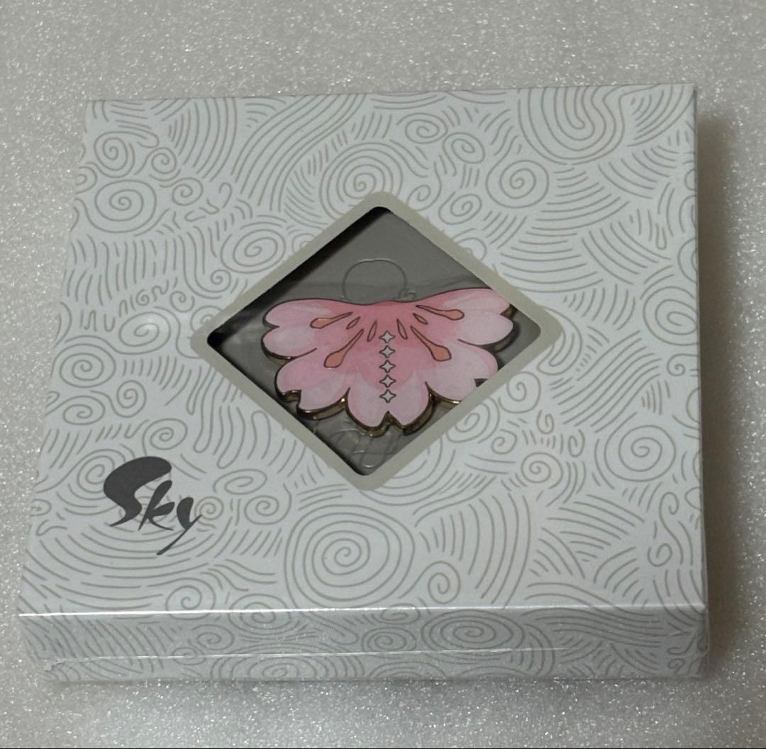 Sky 星を紡ぐ子どもたち ピンバッジ 花笑むケープ