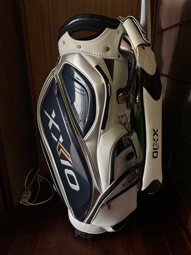 XXIO ゼクシオ　キャディバッグ　ホワイト/ネイビー　5分割