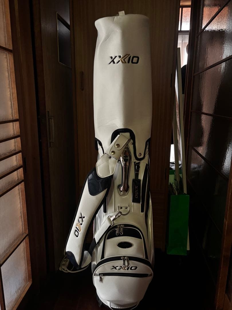 XXIO ゼクシオ　キャディバッグ　ホワイト/ネイビー　5分割