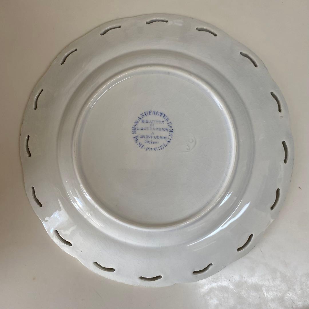 Choisy le Roi 白いレリーフのお皿