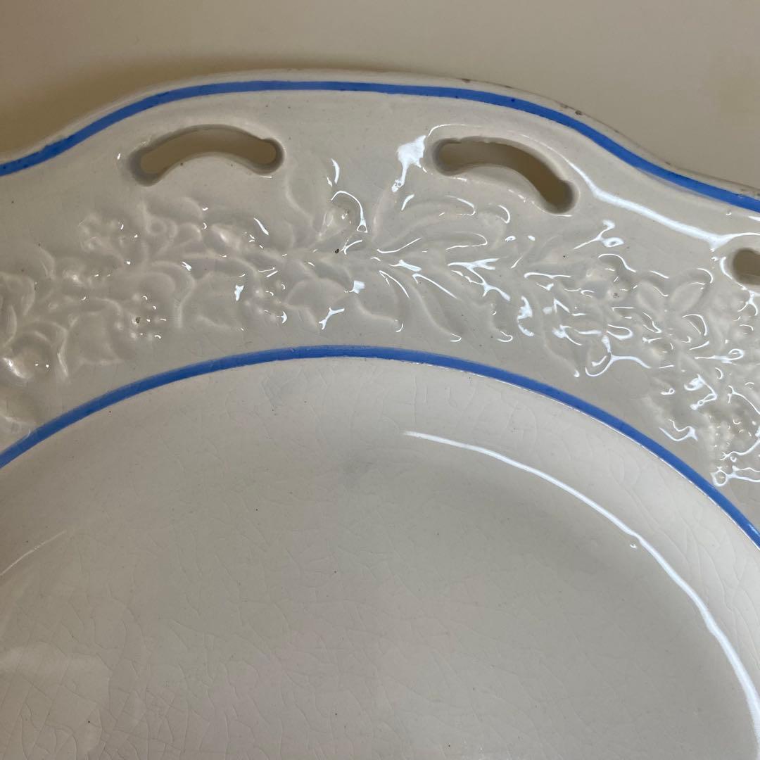 Choisy le Roi 白いレリーフのお皿