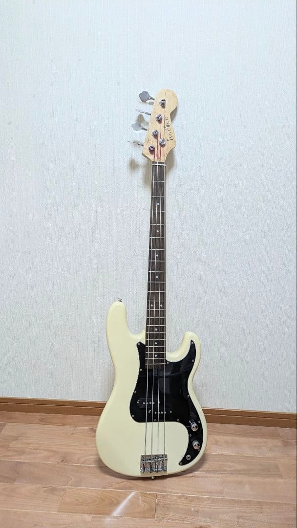 値下げ☆プレシジョンベース　ホワイト　エレキベース　山田リョウ