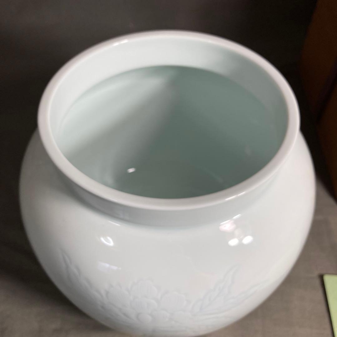 【井上萬二】白磁の伝統　日本の名窯　人間国宝　井上萬二作　白磁牡丹染彫文　壷