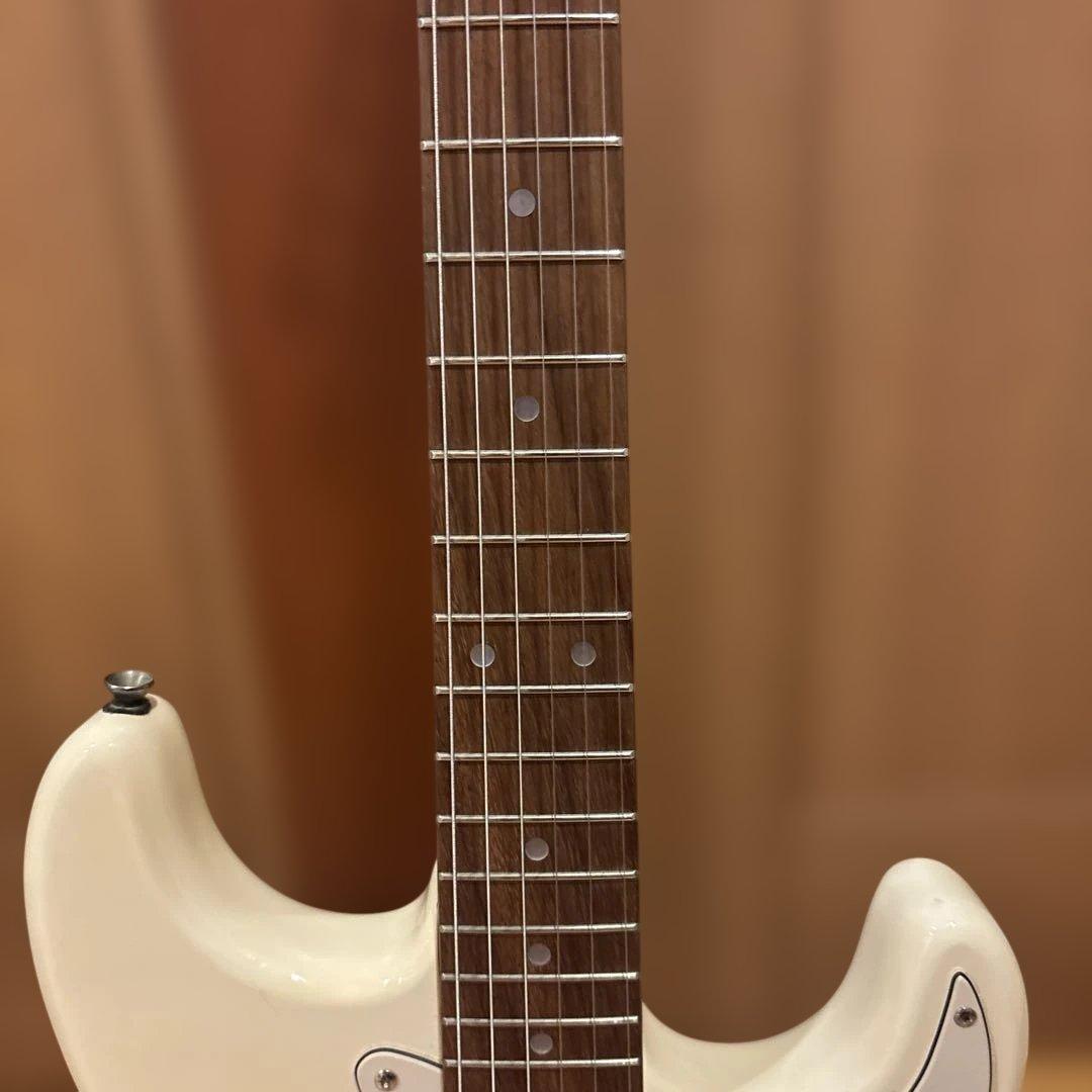 【Yummy】Legend ストラトタイプ トレモロアーム付 新品弦張替済