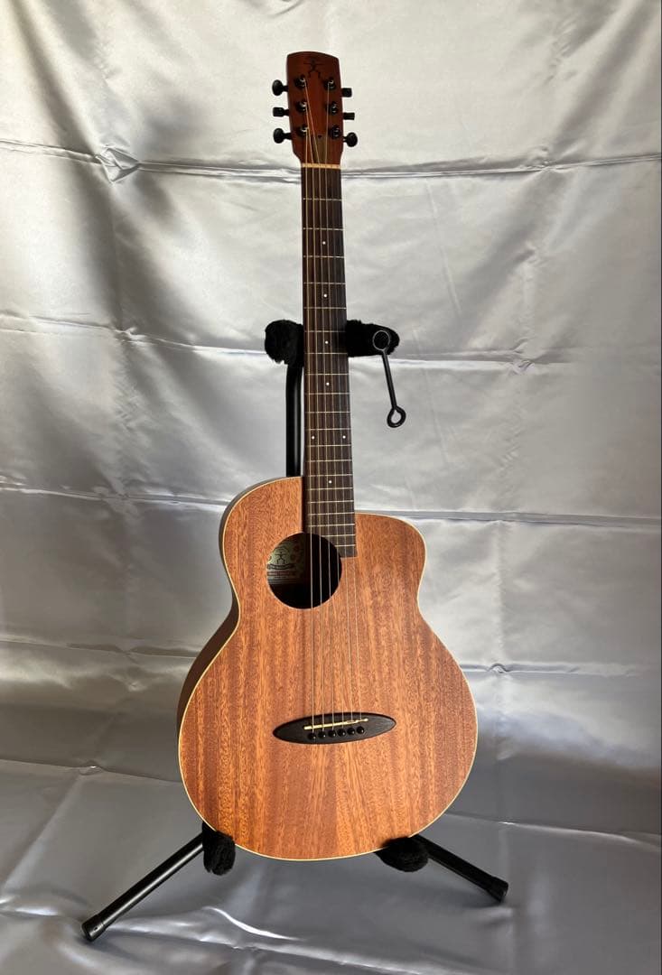 ミニギター　アヌエヌエM2 ハーモニカホルダー付けます。