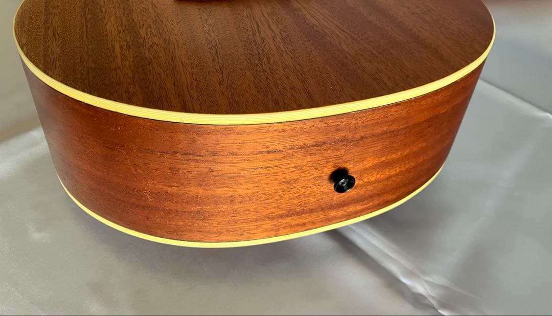 ミニギター　アヌエヌエM2 ハーモニカホルダー付けます。