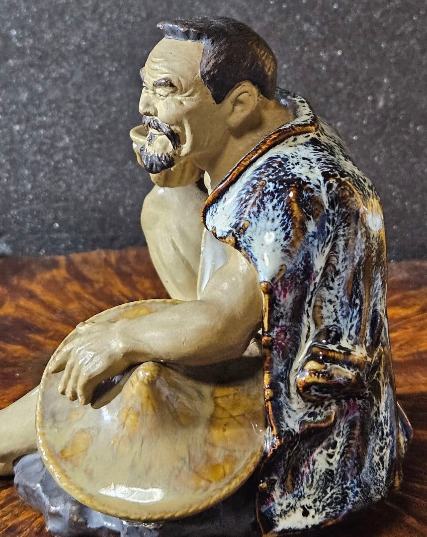 【名品❗】【上作品❗】 酒を呑む男の人形　陶器製　羽織りが海鼠釉　窯元産地不詳