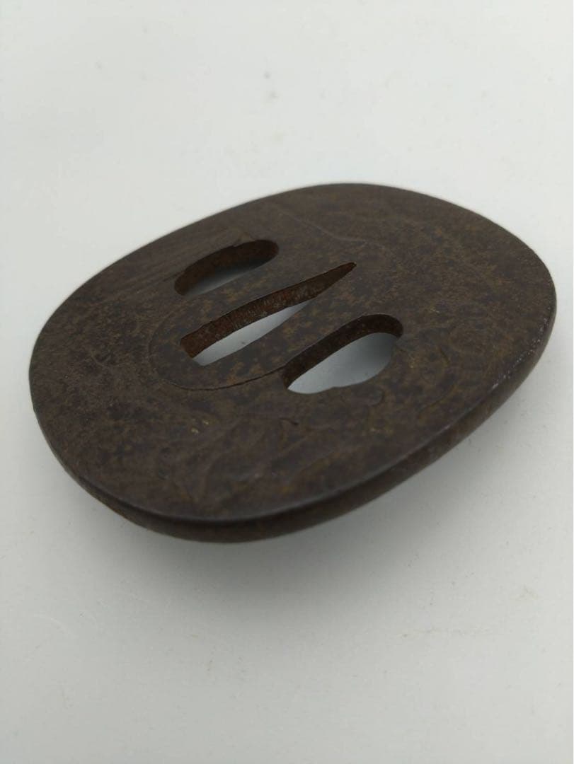 時代物 長州 鍔(つば) 鉄製 人物と風景の彫刻 鍔専用 桐箱入り品