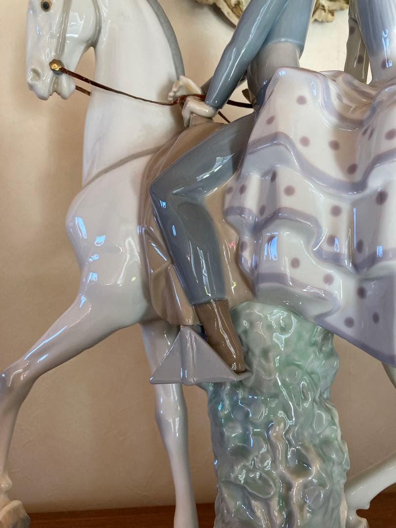 リアドロ　白馬に乗った男女