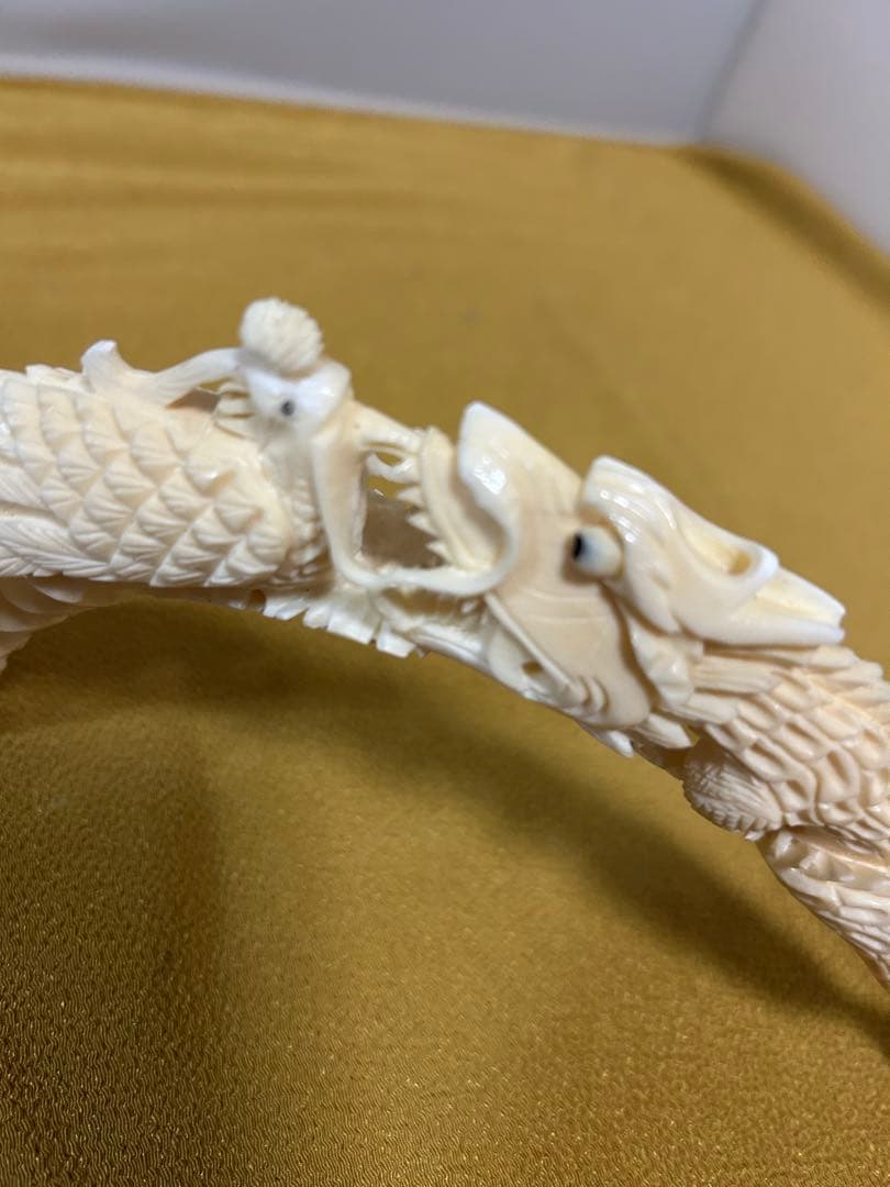 マンモスの牙や天然素材から彫られた、龍や鳳凰の精巧な透かし彫りが施された彫刻品