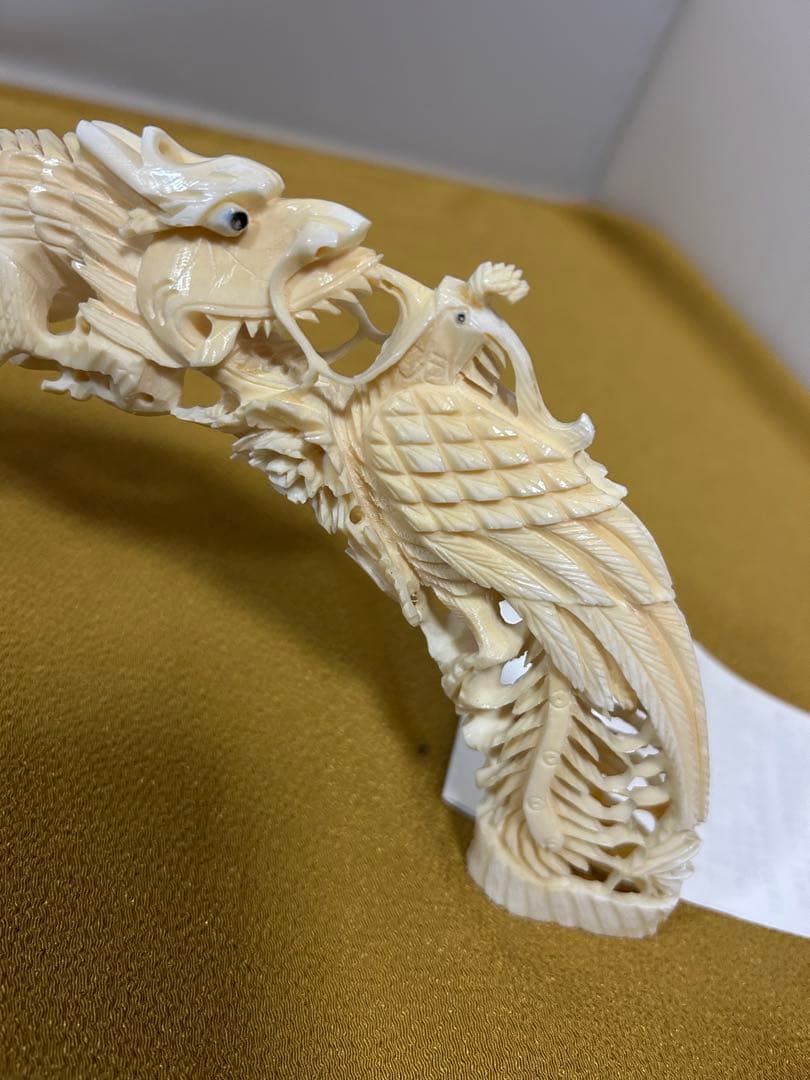 マンモスの牙や天然素材から彫られた、龍や鳳凰の精巧な透かし彫りが施された彫刻品