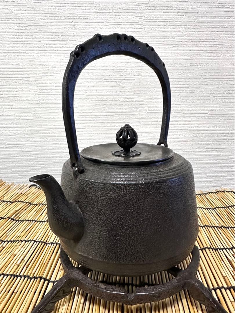 未使用品、タグ、供箱付　南部薫山工房造　面取型１０型　南部鉄瓶　南部鉄器　鉄瓶