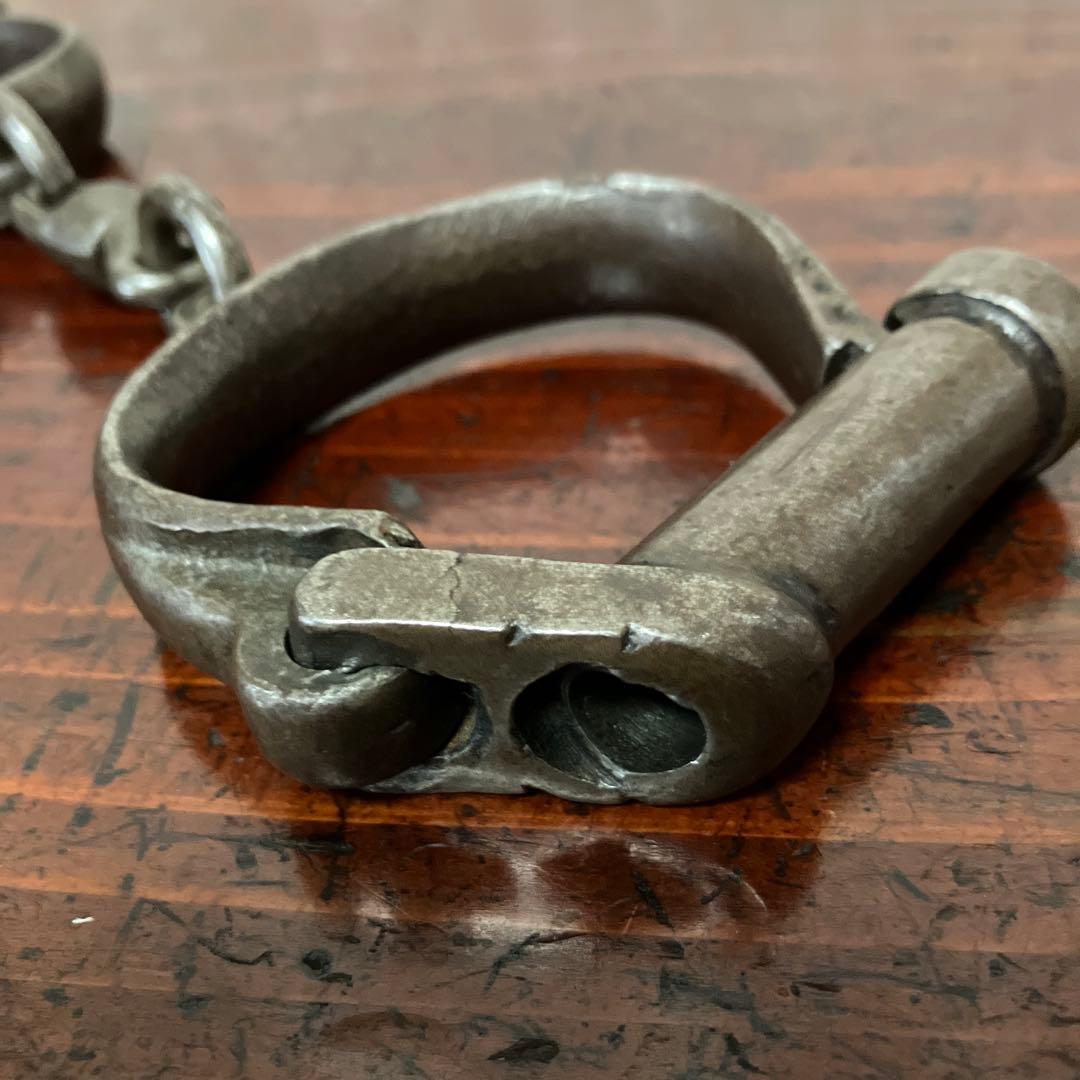 ビンテージ鉄製ハンドカフ　鍵付き