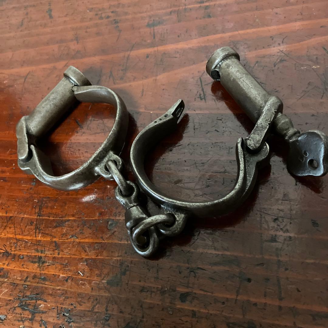 ビンテージ鉄製ハンドカフ　鍵付き