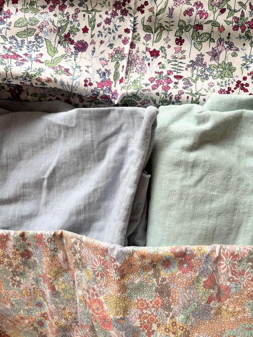 小花柄　裏毛ニット