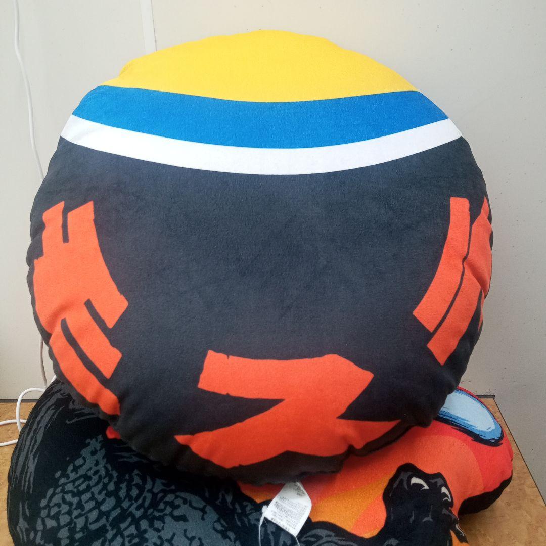 ゴジラ モスラ デザインの円形クッション
