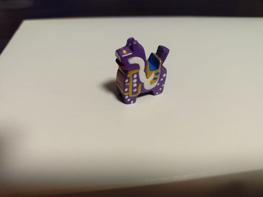 紫色の謎の動物フィギュア