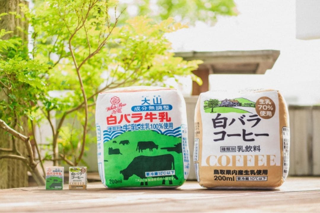 希少【数量限定品】　白バラ牛乳　クッション