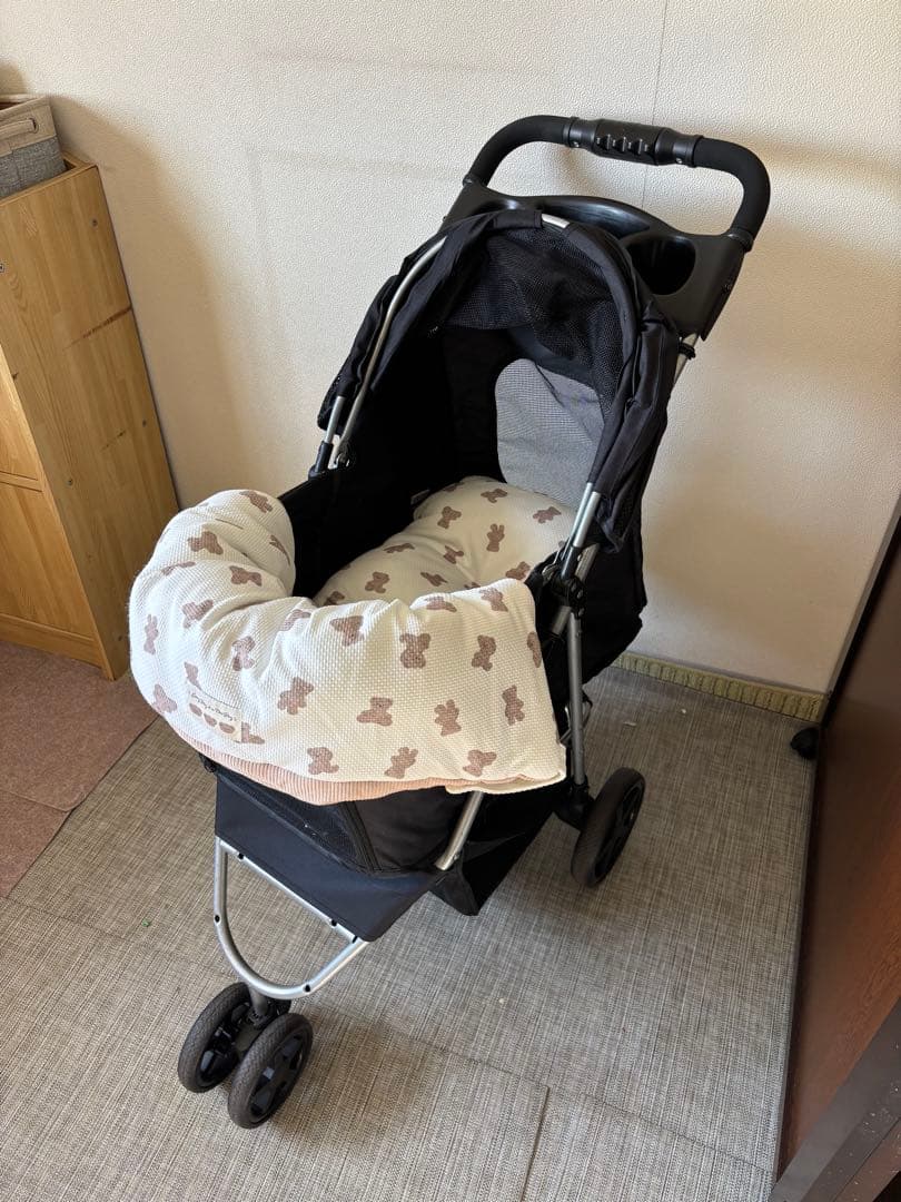 黒の折りたたみ式ベペットカート ベア柄クッション付き