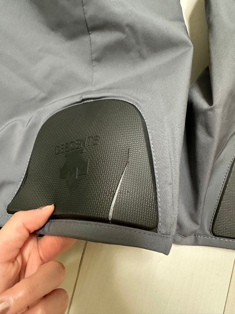 スキーウェア　デサント　破損箇所有り