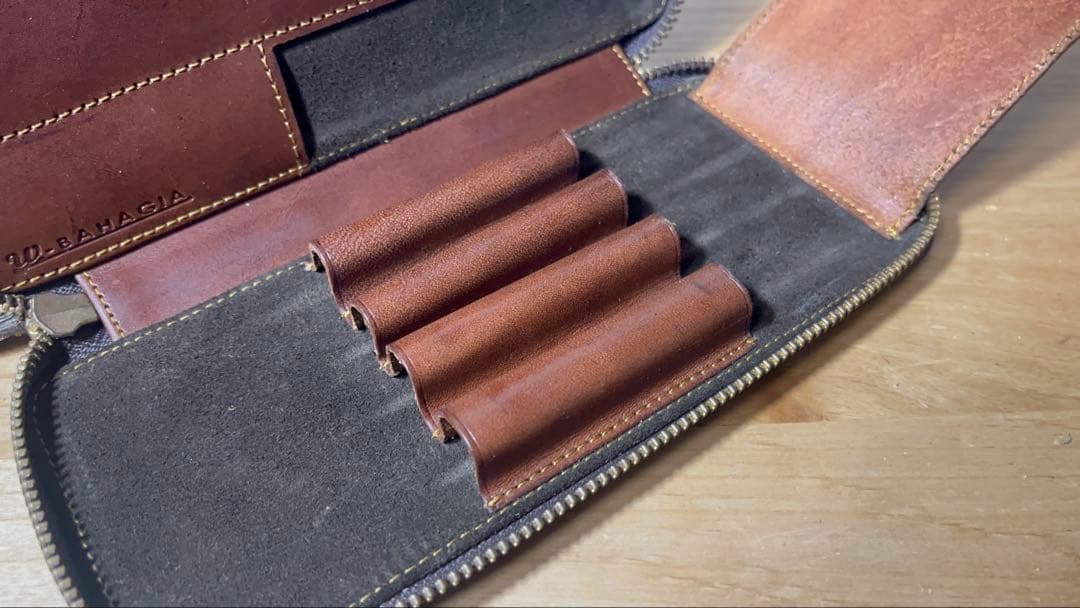 バハギアアンドクラフト　ラウンドジップペンケース　ミネルバ