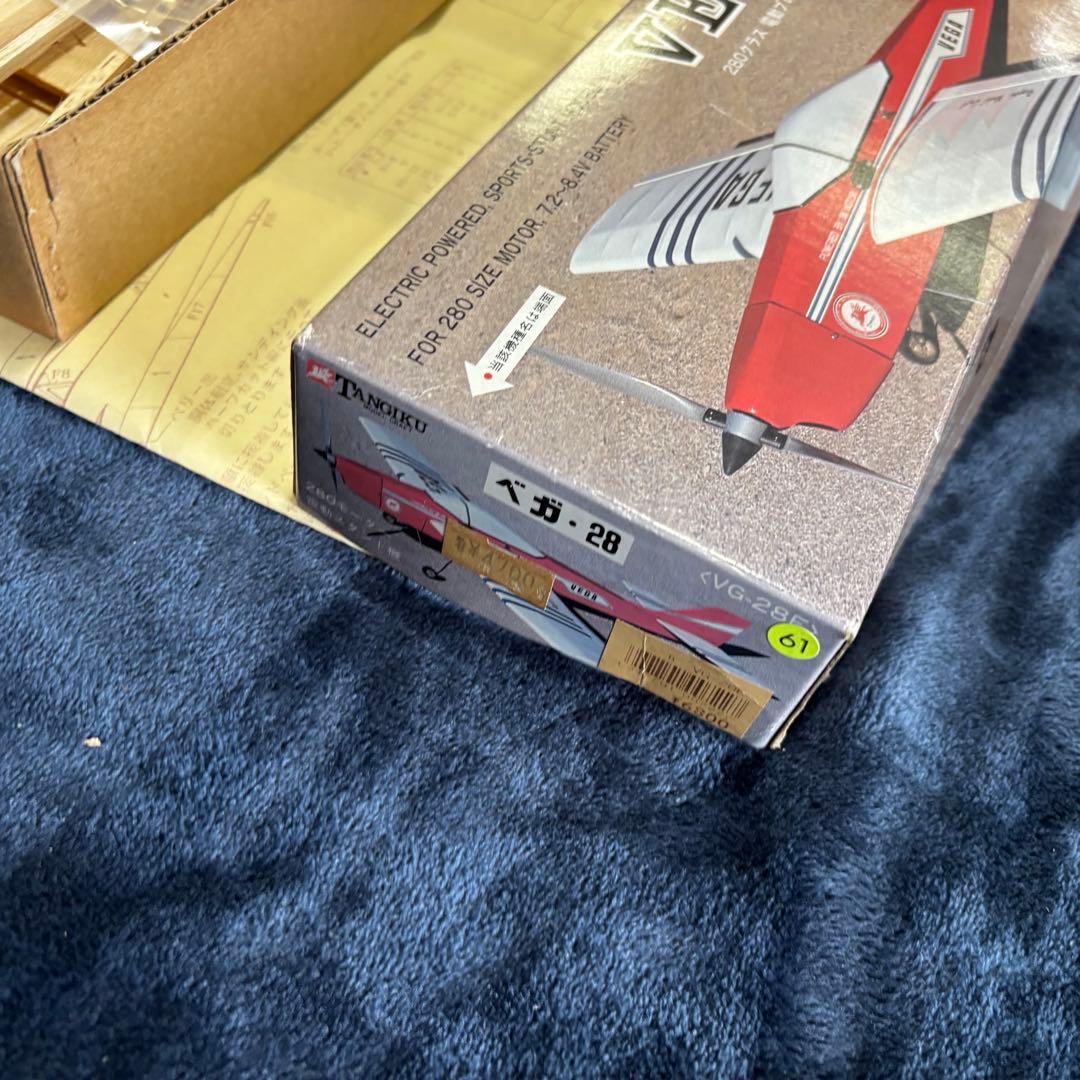 VEGA-28 電動模型キット 赤・白　ベガ