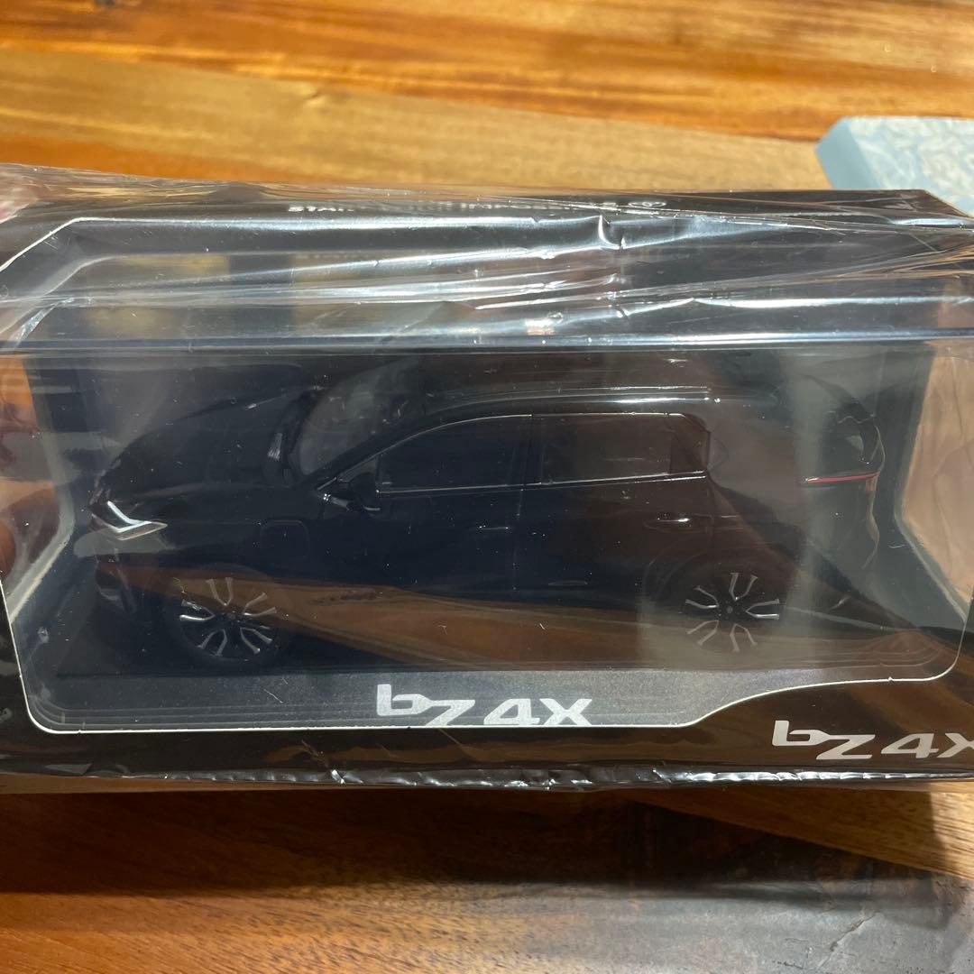 新型　トヨタ bZ4X ミニカー 1/30 カラーサンプル