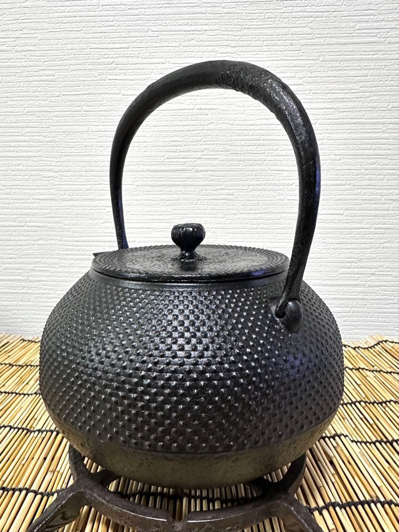 未使用品、供箱、付属品付 南部虎山工房前田知行造　宝珠型　南部鉄瓶　南部鉄器