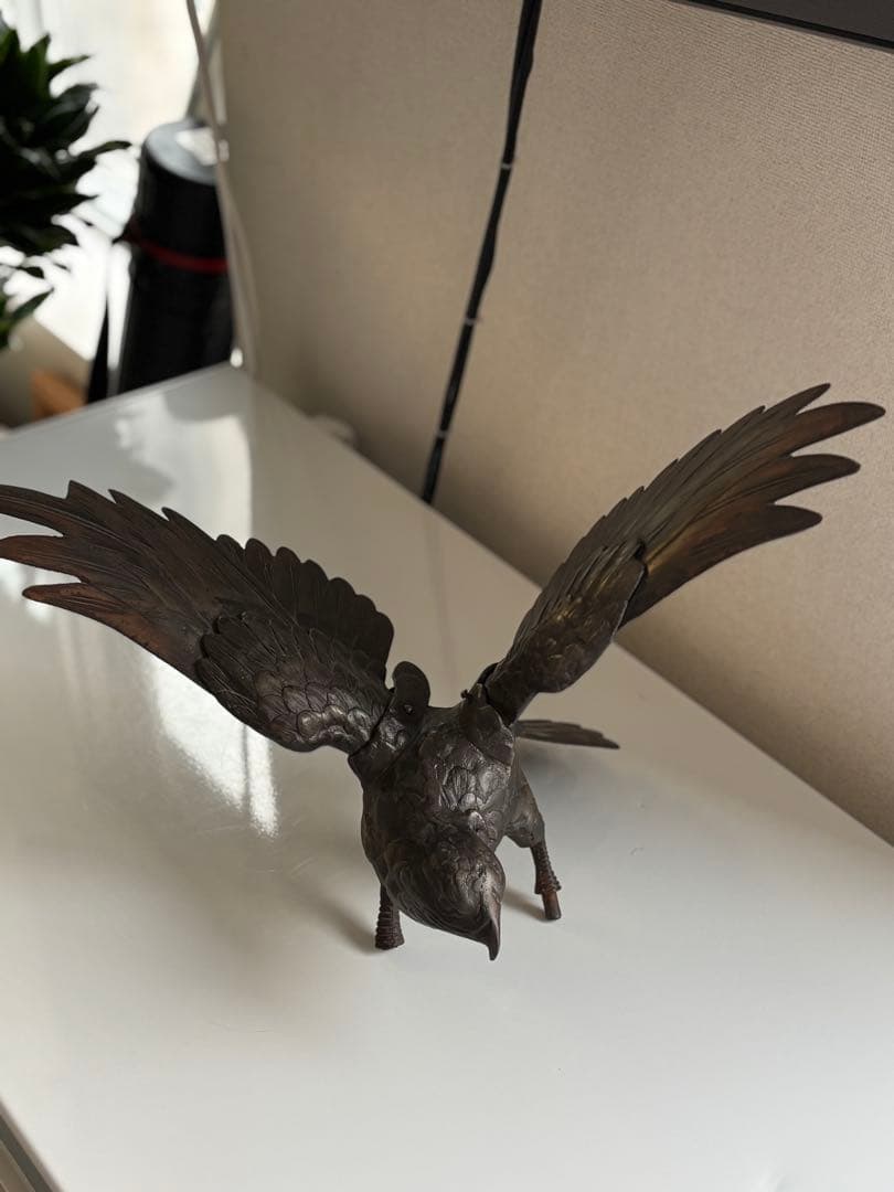 金属製 鷹の彫刻