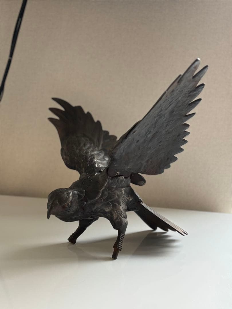 金属製 鷹の彫刻