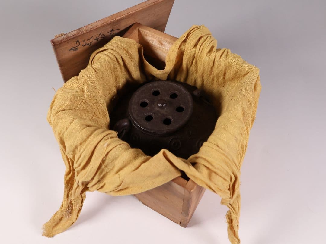 大國造 丸形香炉 三足 耳付 鉄製 共箱 香爐 時代【MB25】