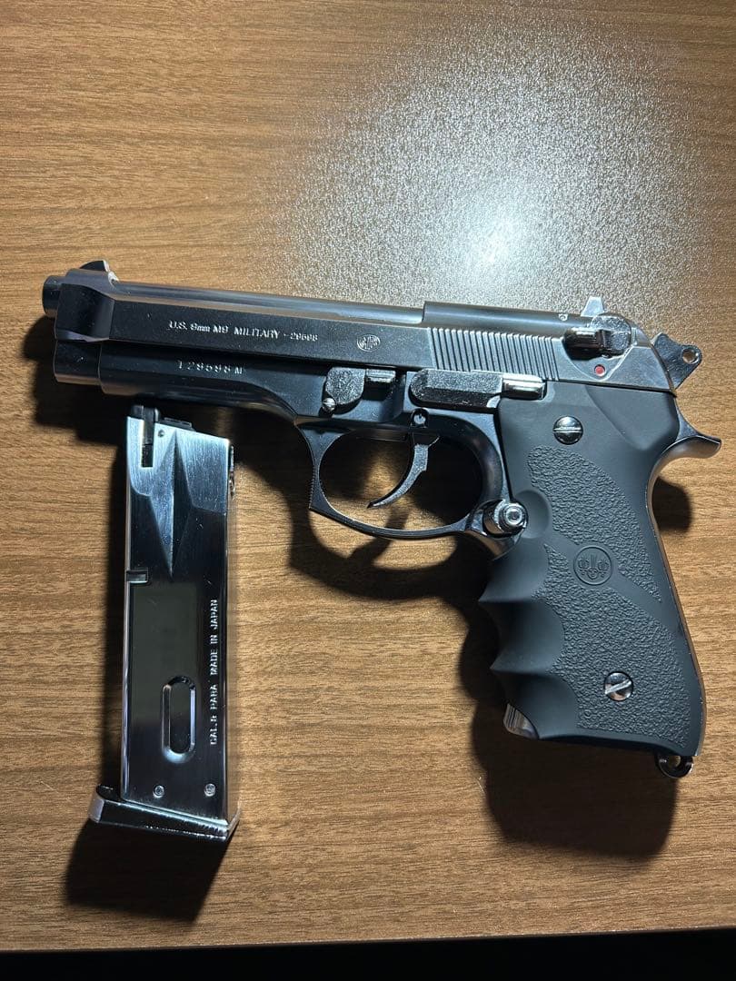 東京マルイ M92Fクロームステンレス 18禁 ガスガン