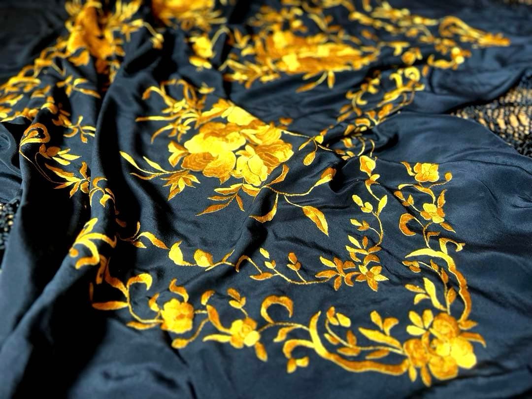 [新品］シルク100% 最高級マントン・フラメンコ・黒地x金刺繍