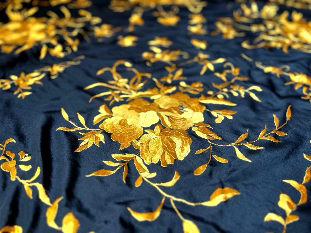 [新品］シルク100% 最高級マントン・フラメンコ・黒地x金刺繍