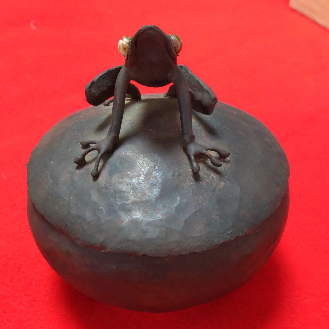 赤銅打出し、カエル蓋物。