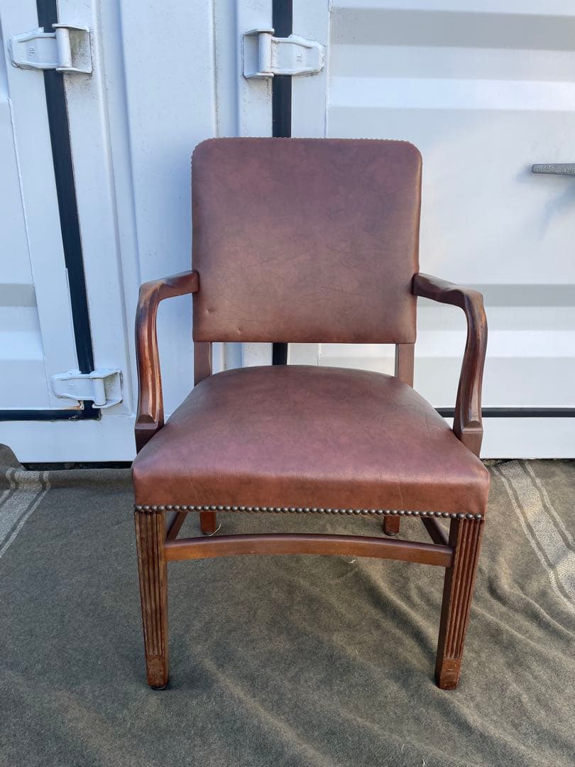 ブラウンフェイクレザー　単鋲アームチェア