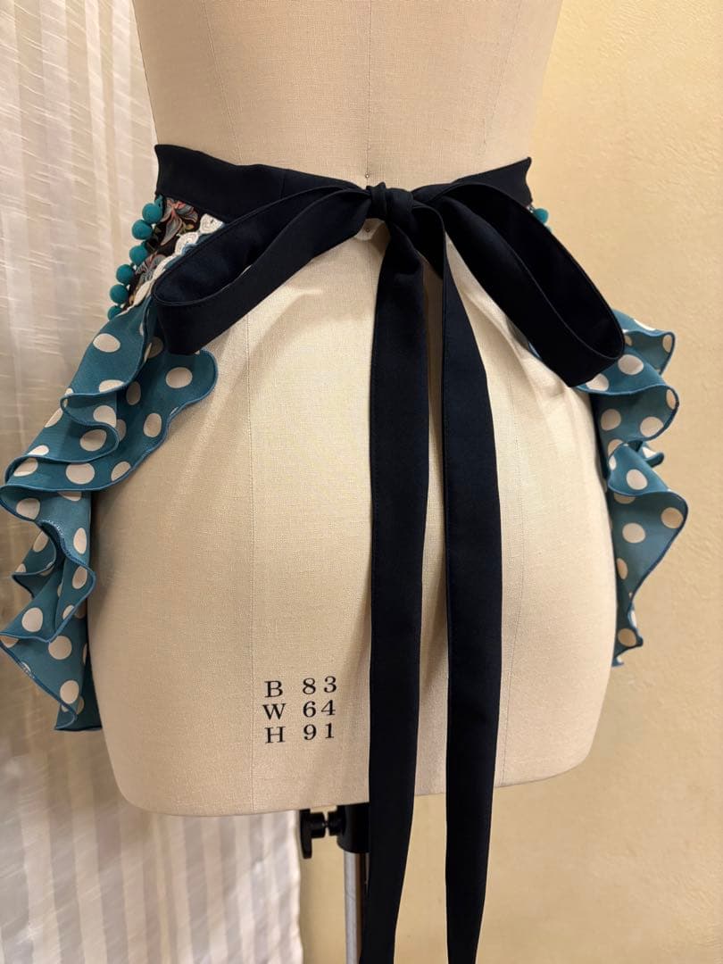 エプロン ショート　黒ボタニカル柄　ブルーグレー水玉フリル　ターコイズポンポン