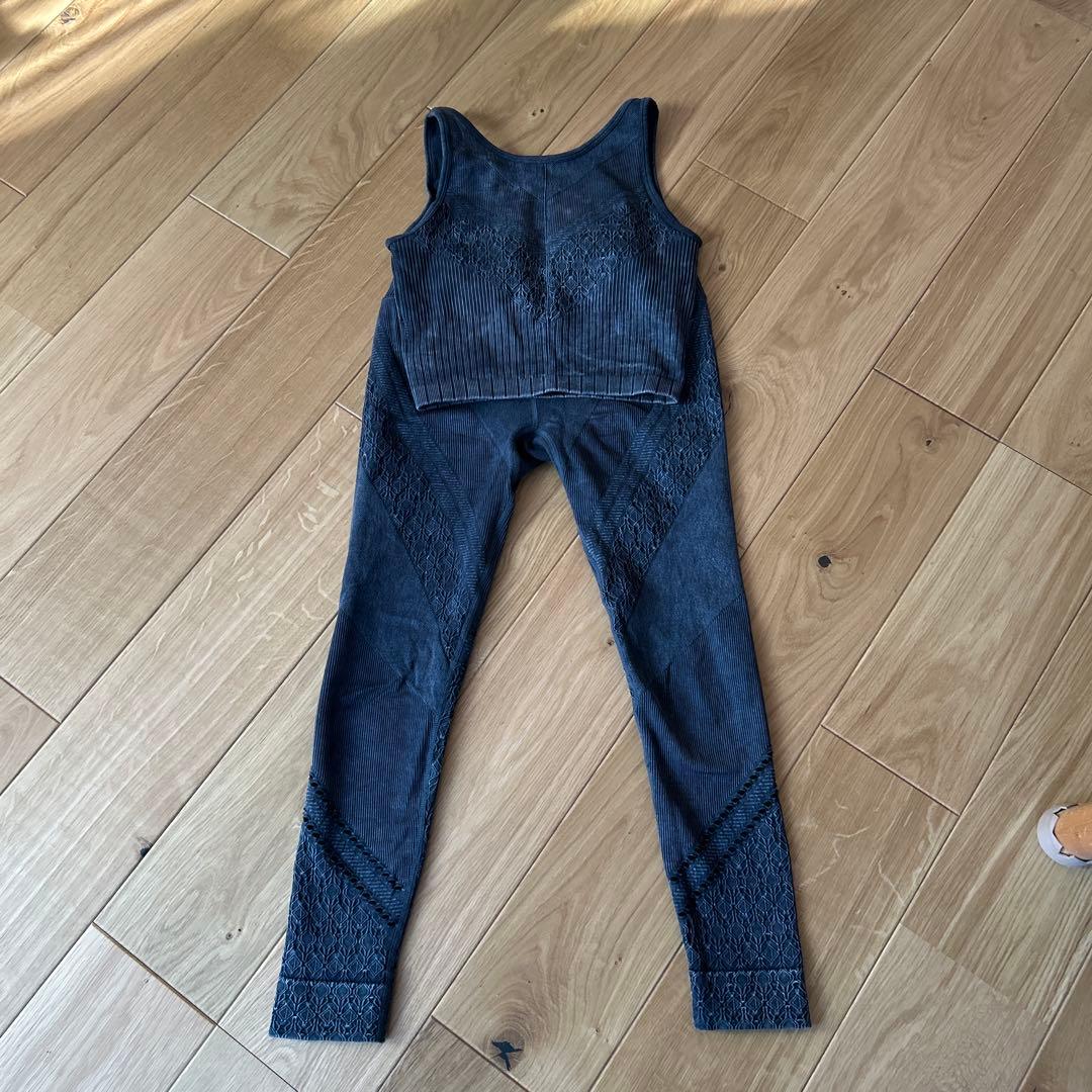 ダークグレー ヨガウェア タンクトップとレギンスセット　アクティブ