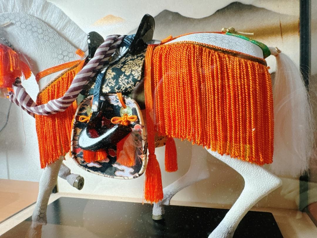 値下げ中：吉徳「縮緬白馬」45年物・アンティーク ★ 玄関に置くと運気上がる!