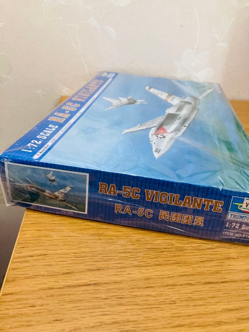 トランペッター1/72米海軍RA-5Cヴィジランティプラモデル