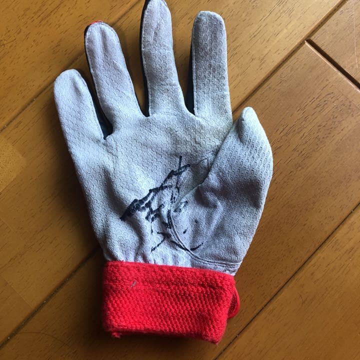 平田良介の直サインバッティンググローブ(右)